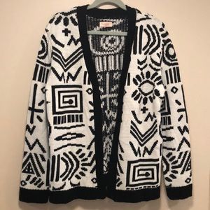 🆕Girls black/ivory Trendy Aztec pattern cardi sweater coat! Medium! Very soft!